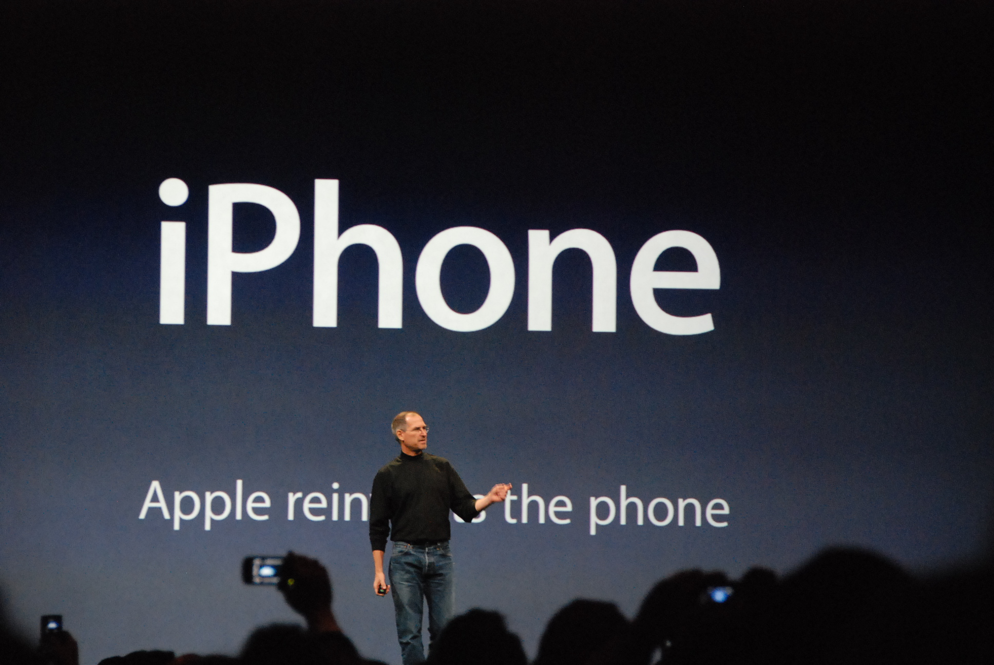 Steve Jobs 在 2007 年展示第一代 iPhone